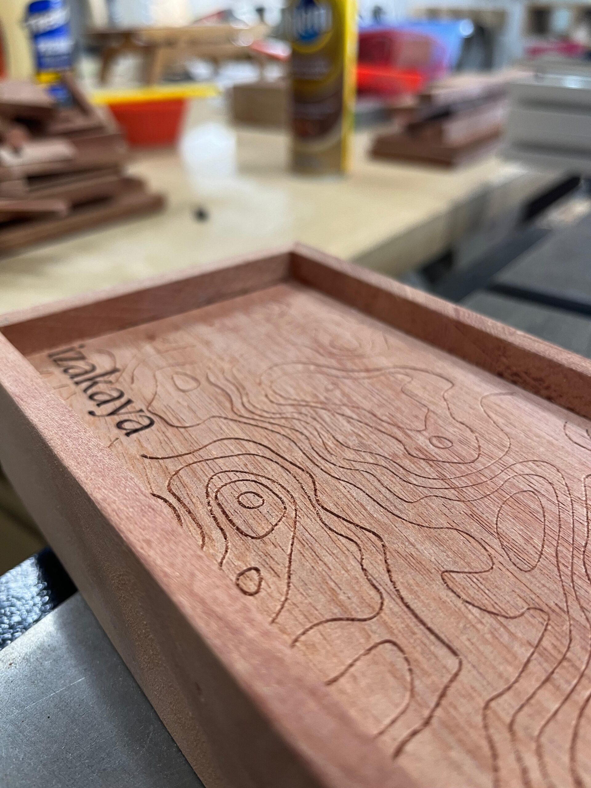 Bandeja de madera tallada