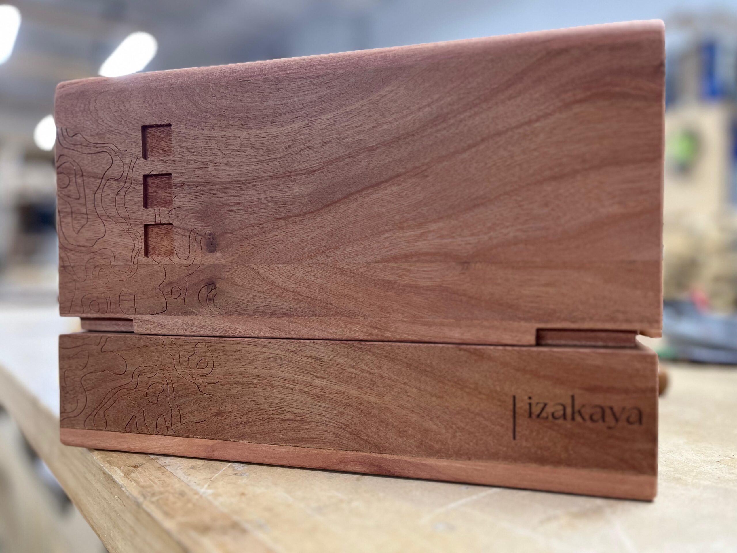 Caja de madera con uniones visibles