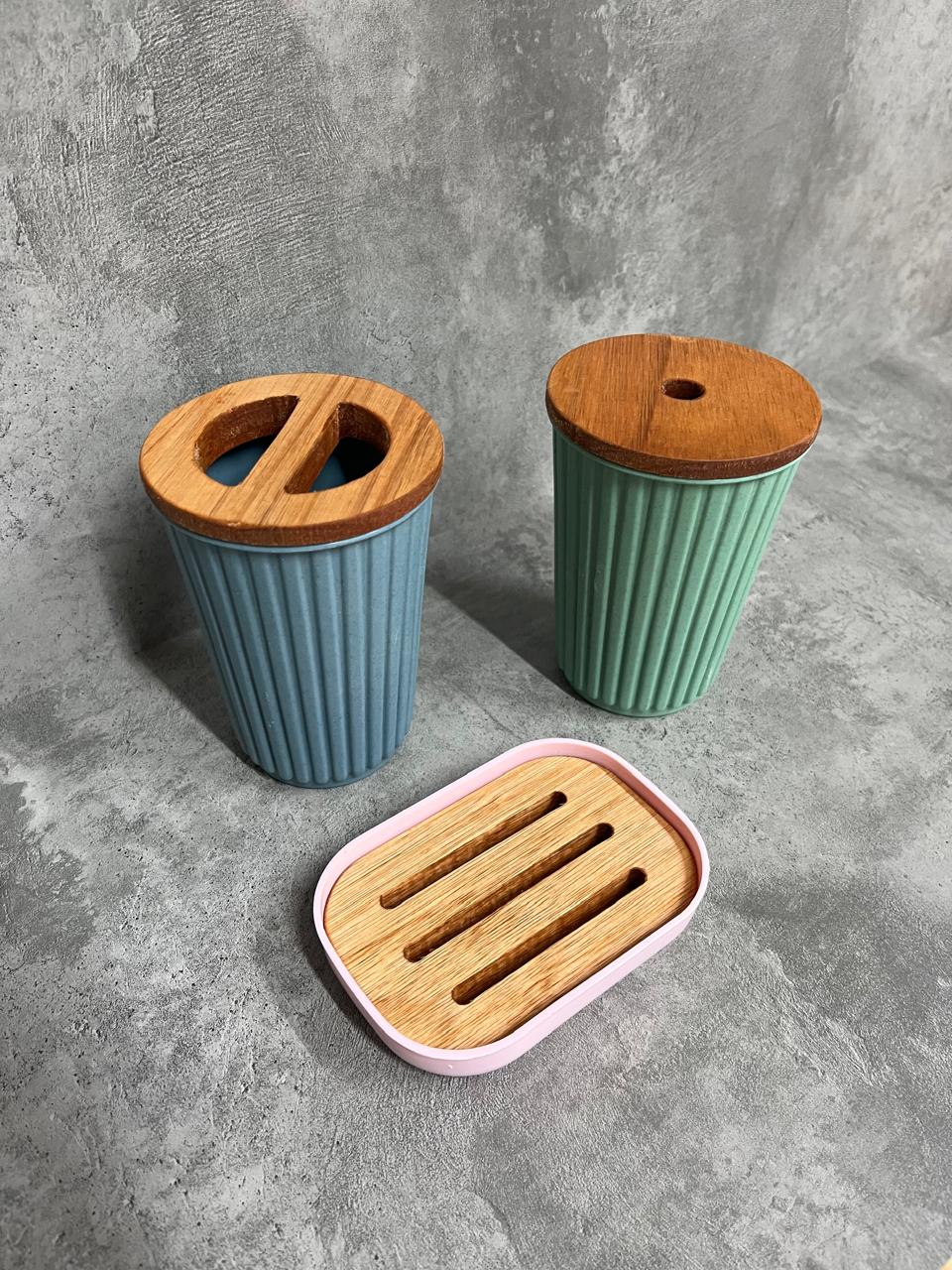 Recipientes de cerámica con tapas de madera.