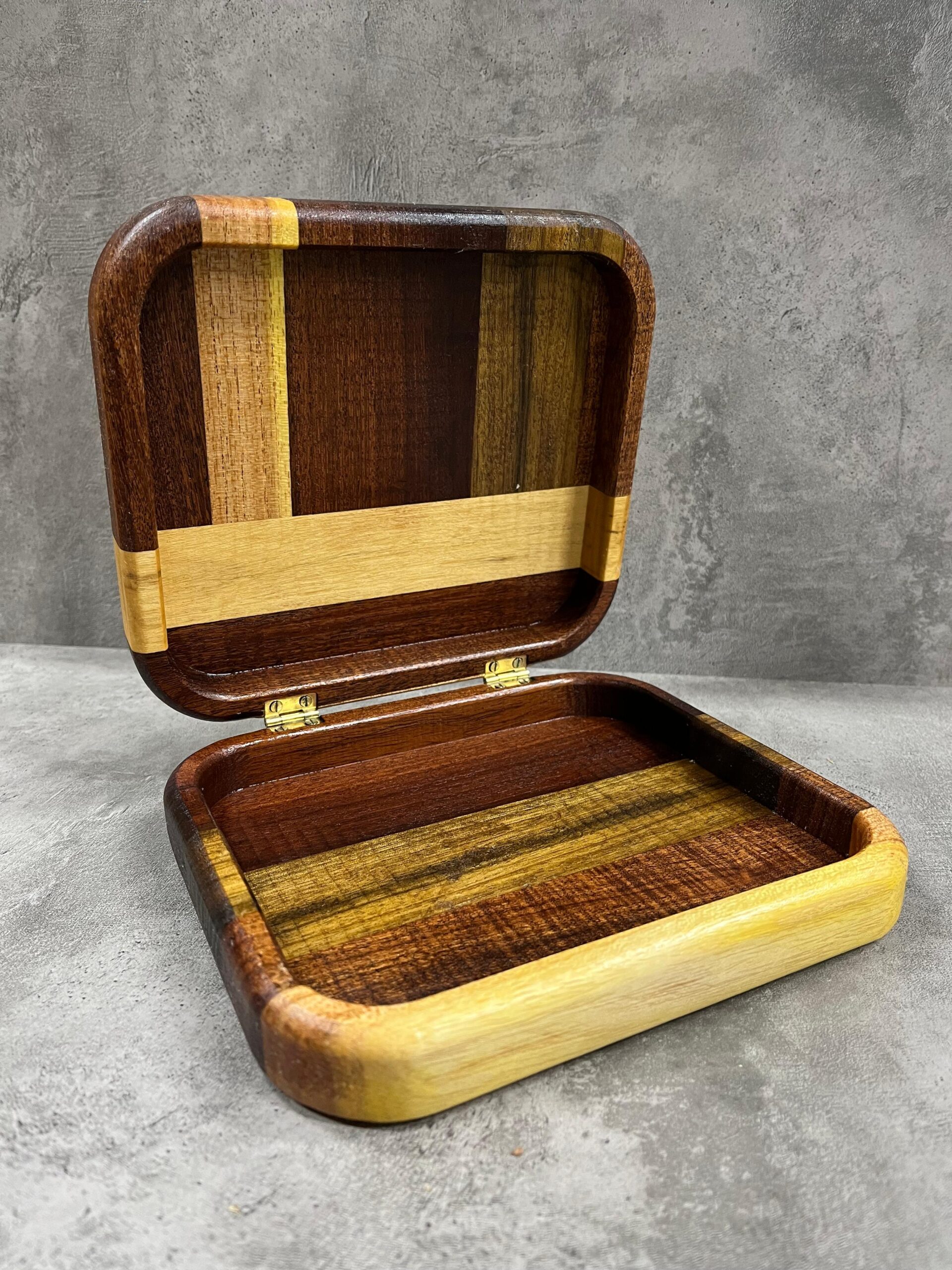 Caja pequeña de madera bicolor